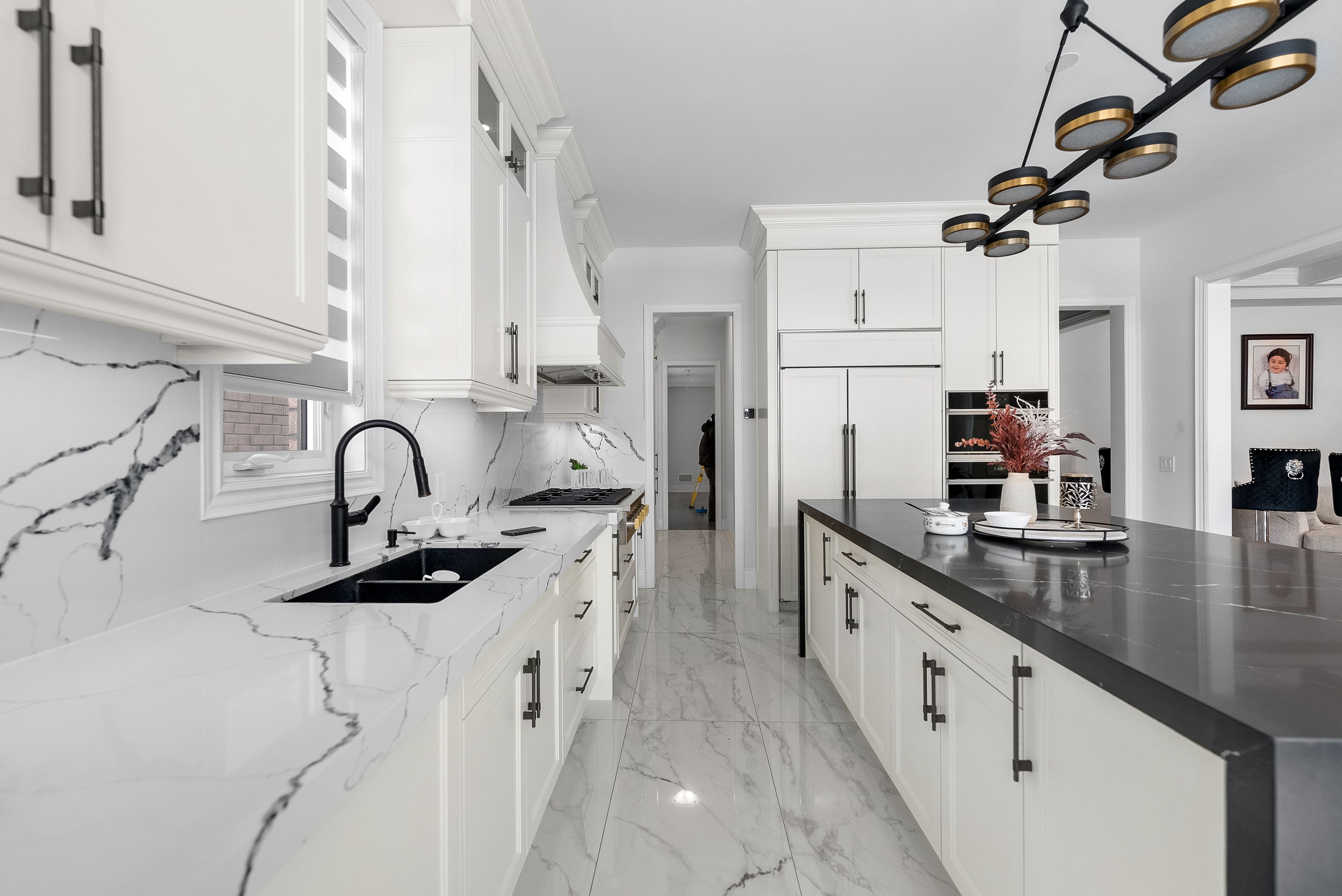 Spacious and modern living room by The North Cabinets 2