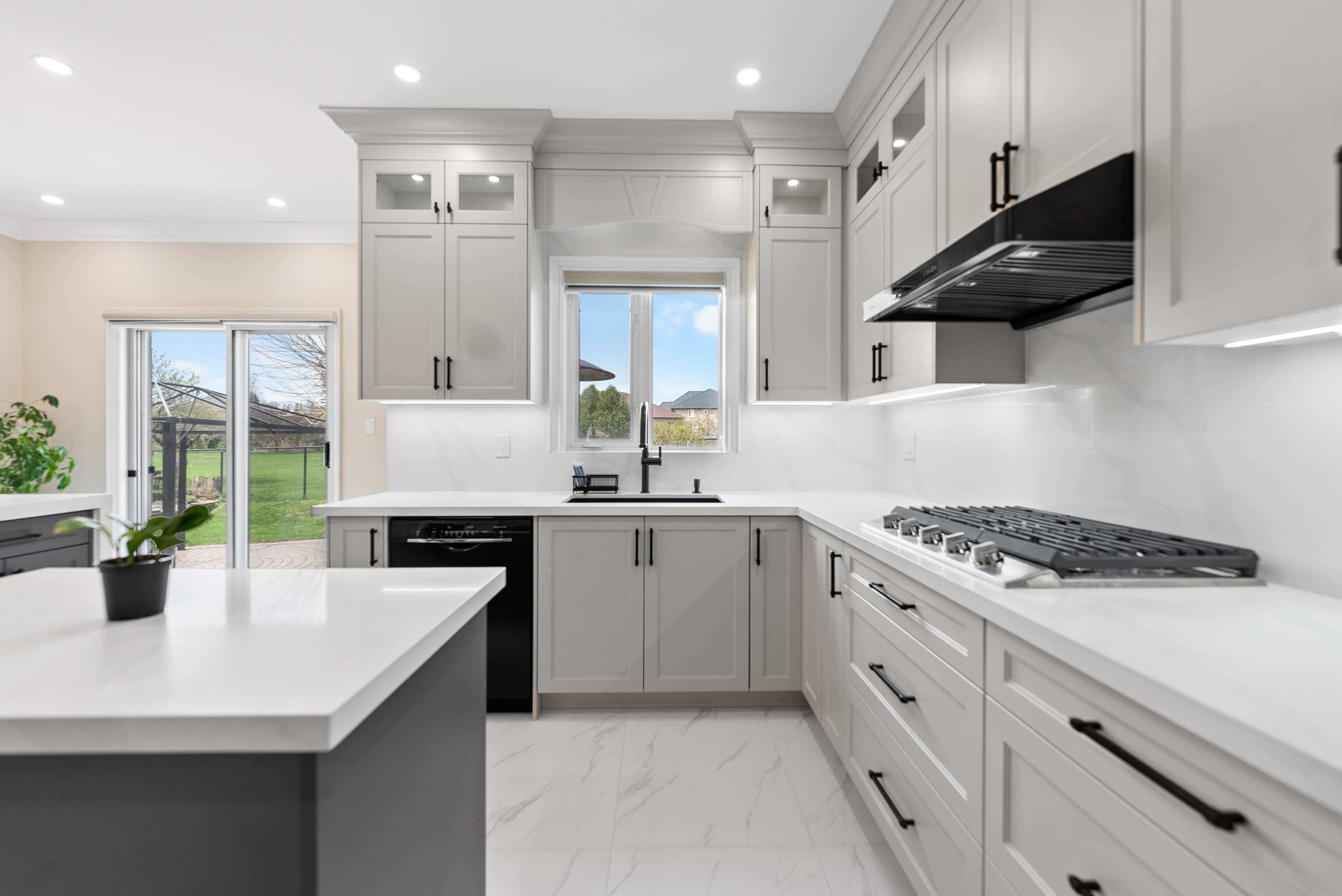 Spacious and modern living room by The North Cabinets 11