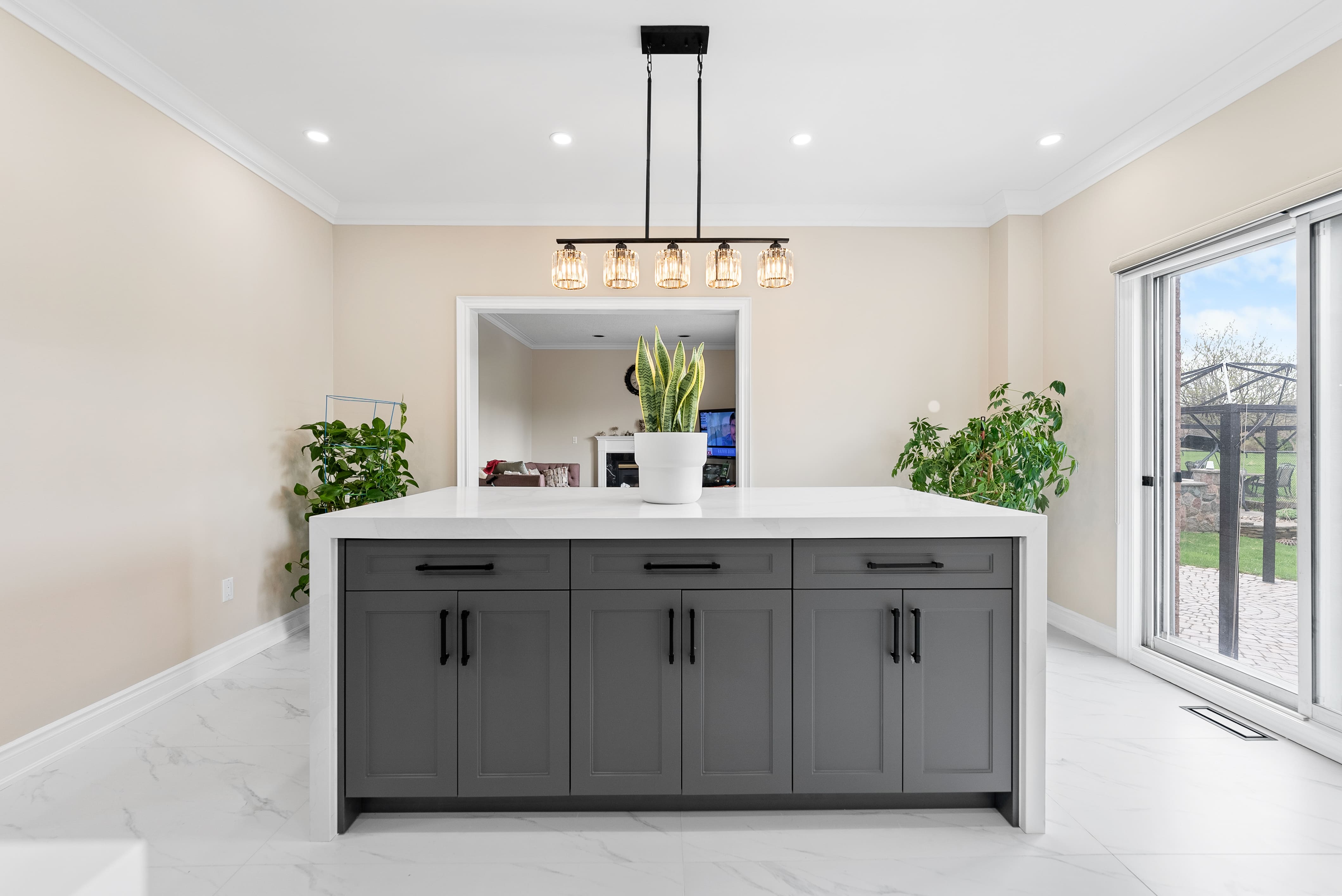 Spacious and modern living room by The North Cabinets 15