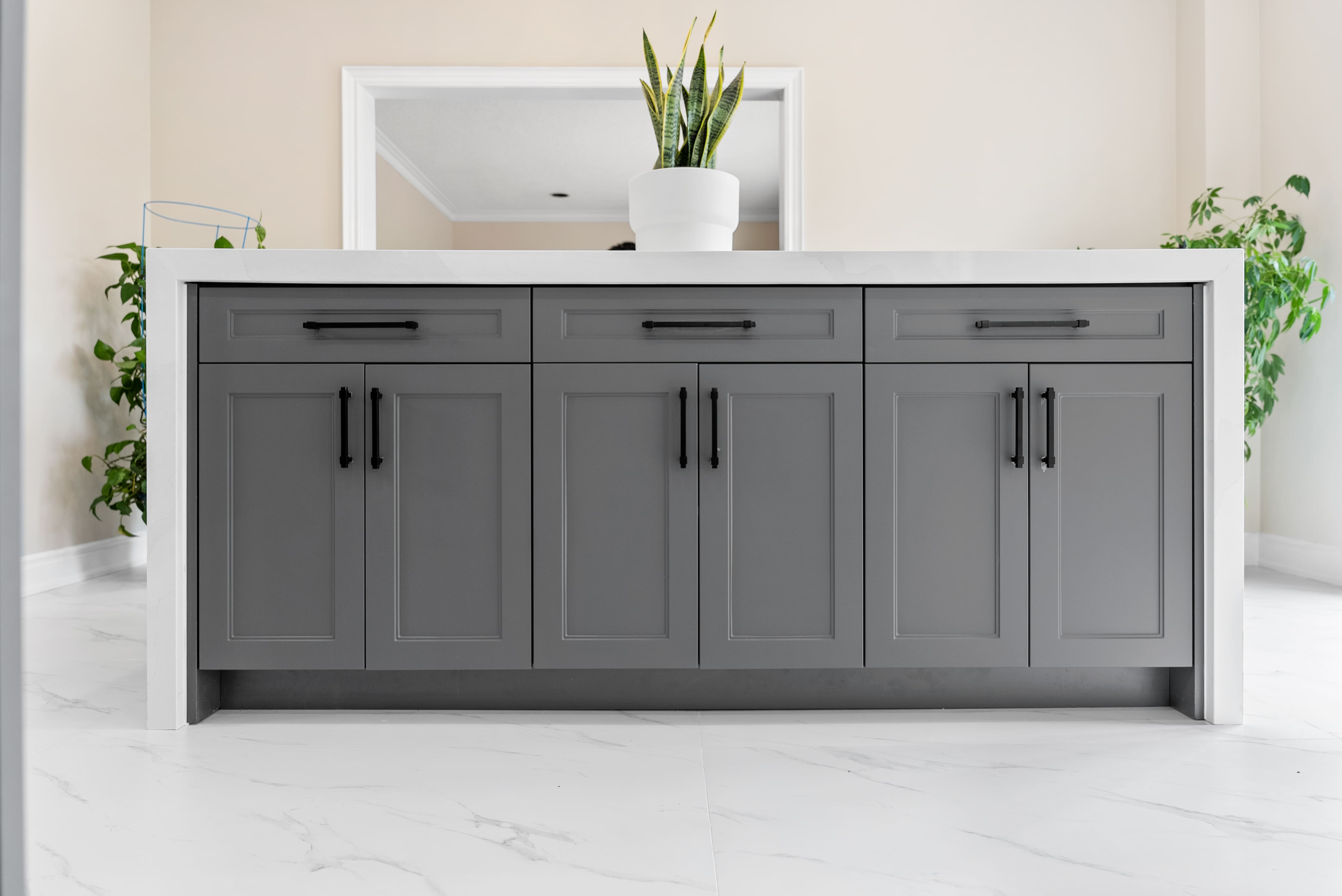 Spacious and modern living room by The North Cabinets 17