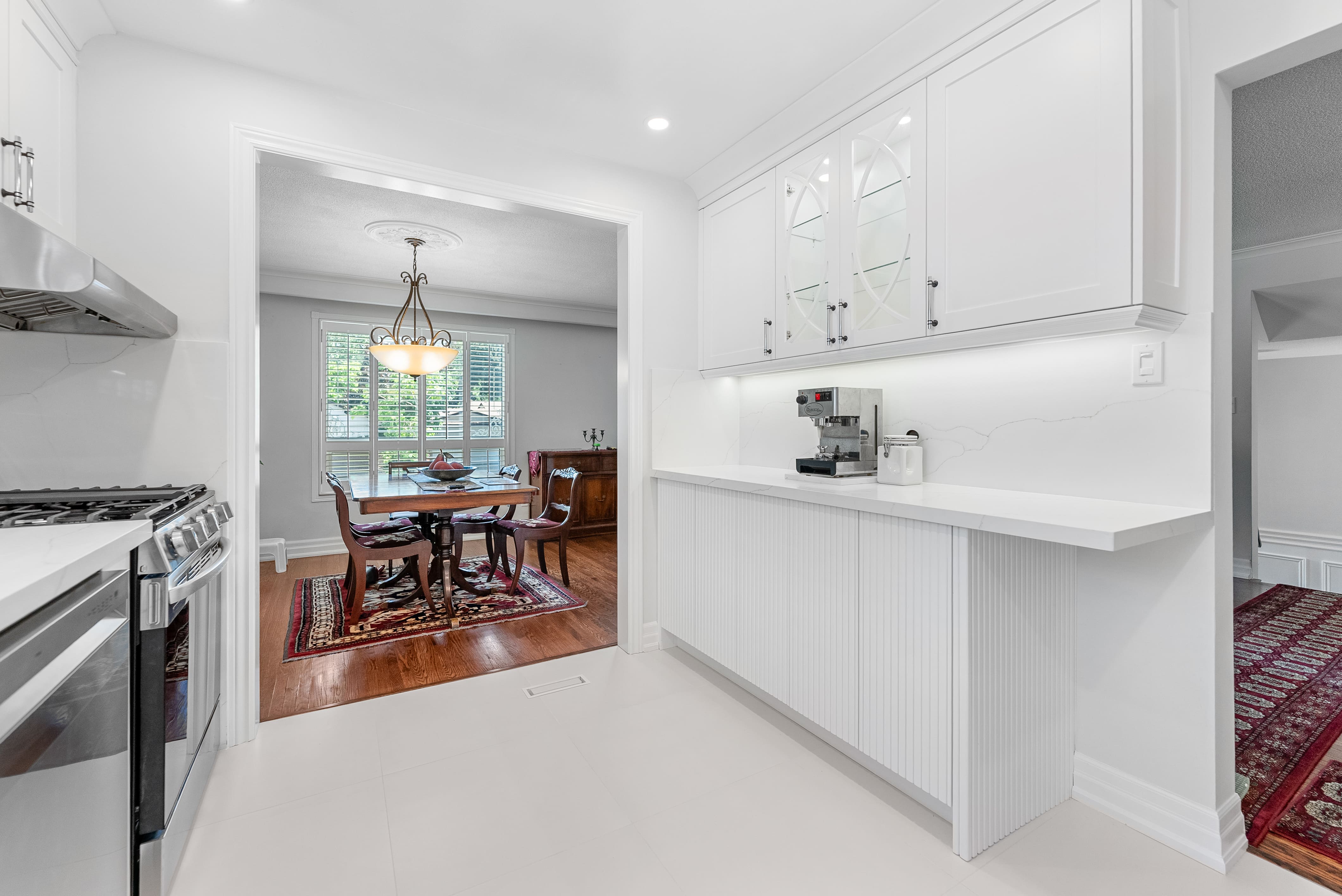 Spacious and modern living room by The North Cabinets 27