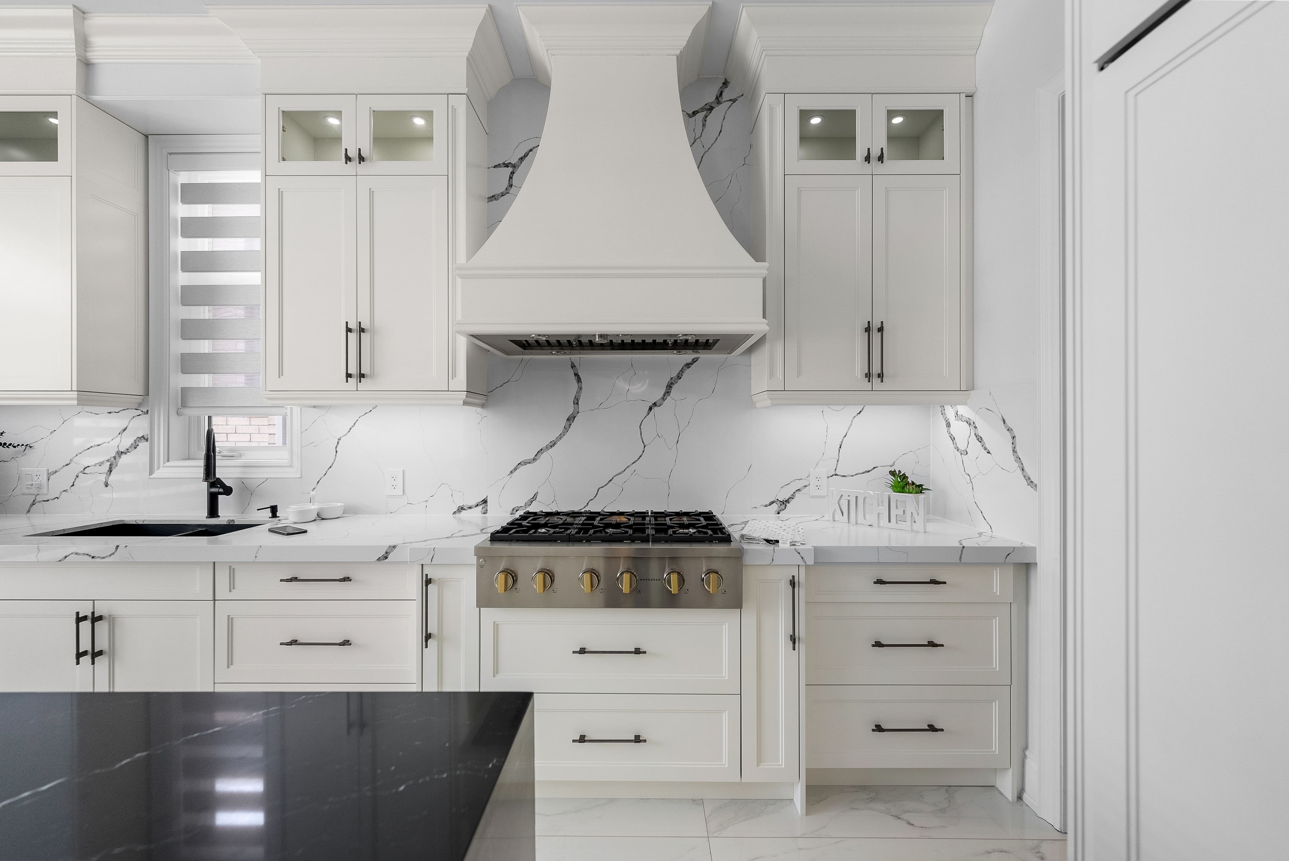 Spacious and modern living room by The North Cabinets 6